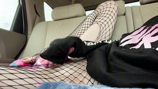 Femboy has large risky public climax in daddy’s back seat while vans drive by hehe… (〃ω〃)