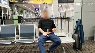 Dude masturbate at the airport. Risky