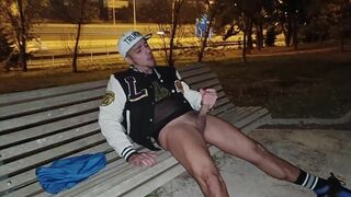 I JERK OFF AND JIZM IN A PARK IN MADRID!!!!