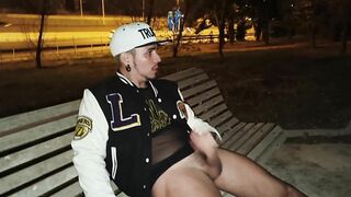 I JERK OFF AND JIZM IN A PARK IN MADRID!!!!