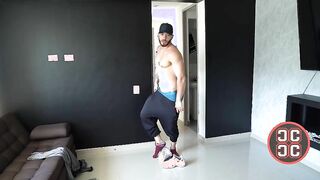 gracious Lad Dancing & Milking On The couch [ONLYFANS]