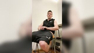 Muscle youngster milks off and shoots a load in gym clothes